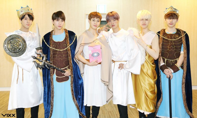 ▲韓團VIXX巧扮希臘眾神拍攝《Dynamite炸藥》「眾神之戰」舞蹈特別版回饋粉絲。（圖／avex taiwan提供，2016.5.12）