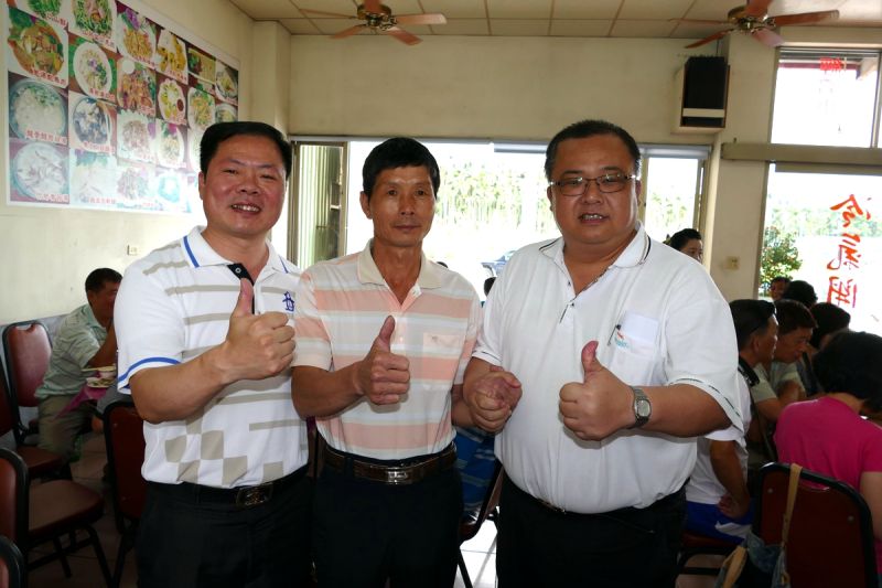 鹿谷農會105年凍頂烏龍春茶大賽，茶農林等力(中)在6441件比賽茶中脫穎而出，榮登「特等獎」寶座，理事長曾文東(左)與總幹事林義能(右)為特等茶師祝賀。