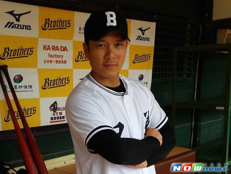 ▲周思齊穿著中信兄弟白色復古球衣。（圖／記者林柏宇攝）