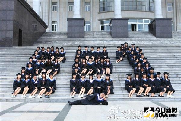 畢業照全班僅1名男生。