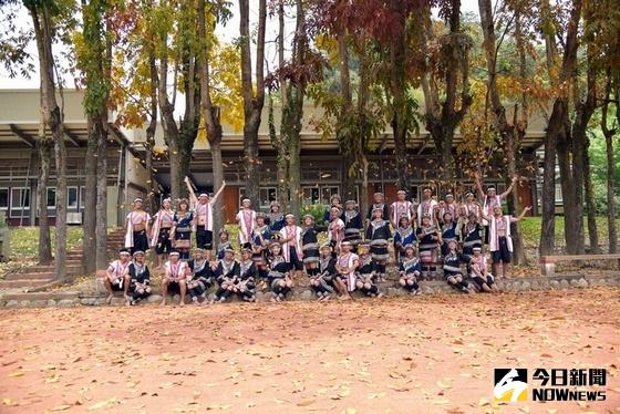 ▲南投縣立民和國中合唱團的學生們在校園裏合照。