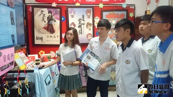 ▲水里商工資處科學生為鹿谷國中學生介紹之情景。〈記者吳素珍攝〉