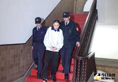 因故休學的香港籍男子麥家祺（中），被控不滿房東催討房租將房東殺害，一審遭判無期徒刑，經上訴，台灣高等法院18日改判15年。全案仍可上訴。中央社記者劉世怡攝 105年2月18日