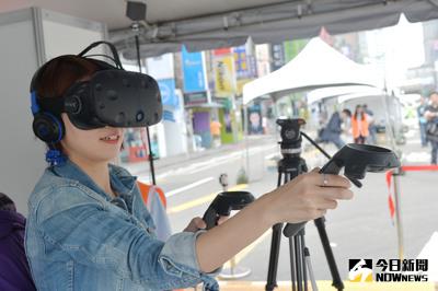 台北市八德商圈30日舉辦封街活動，讓民眾在週末假期能盡情體驗VR虛擬實境的魅力。中央社記者孫仲達攝 105年4月30日