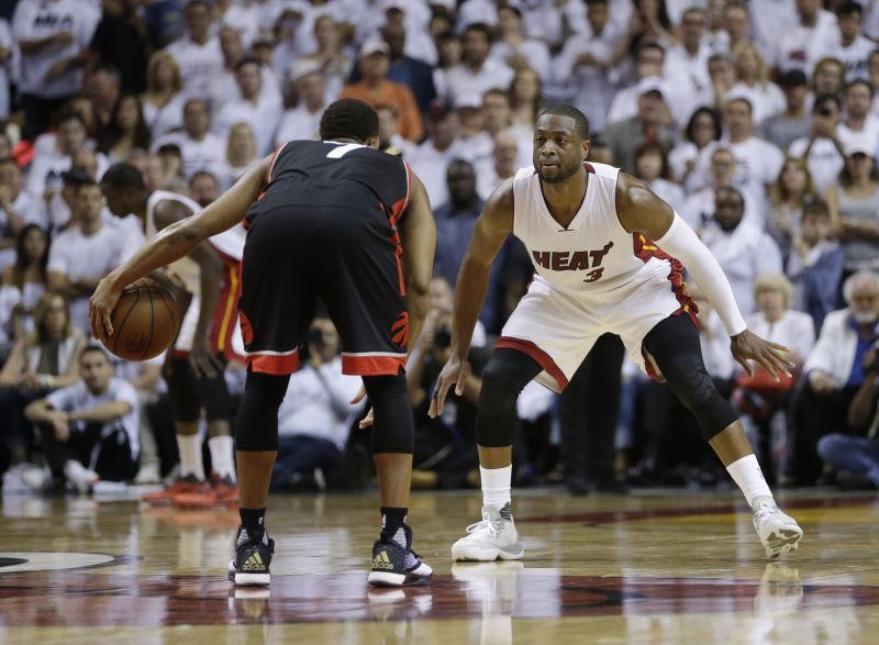 Lowry（左）單打Wade。（圖／美聯社／達志影像）