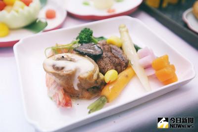 總統蔡英文24日搭乘專機展開為期9天8夜的「英翔專案」，訪問友邦巴拿馬及巴拉圭，並過境美國邁阿密、洛杉磯。在機上華膳空廚主廚李其傳用心地為蔡總統準備豐盛的早午餐。中央社記者吳翊寧攝  105年6月24日