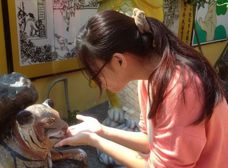 ▲小晴熬過經濟低潮,現在是成功的行銷設計師。