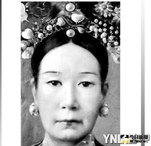 德和園保存的慈禧肖像（局部），神態安詳，顯得保養極好。