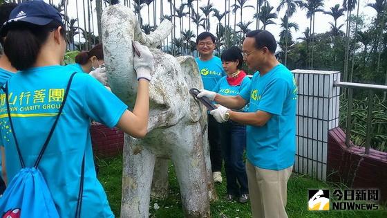 縣議員蔡宜助(左)、立委許淑華助理劉子維也到現場慰問關懷志工，並動手參與。