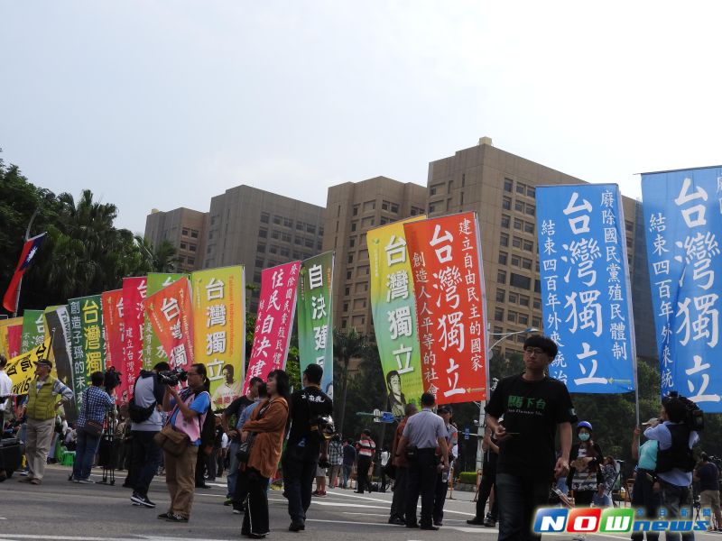 ▲公投護台灣大聯盟手持台灣獨立旗幟，在陳抗區現場一字排開，場面壯觀。（圖／記者陳彥驊攝,2016.05.20）