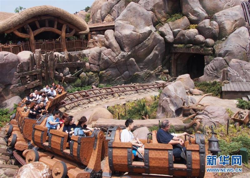 5月25日，遊客在上海迪士尼樂園內體驗七個小矮人礦山車。