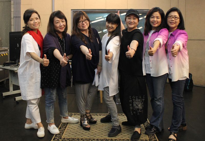 ▲（左起）楊芳儀、徐曉菁、閻宗玉（大南方）、林明樺（小南方）、邰肇玫、許淑絹、林佳蓉改組「七小福」。（圖／大大國際娛樂提供，2016.5.2）