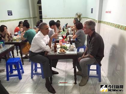 ▲美國總統歐巴馬與名廚波登在河內小吃店大啖越南河粉。（圖／翻攝自白宮臉書）