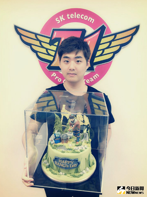 ▲Bang手上的蛋糕看起來真的十分像模型。（圖／SKT官方Twitter）