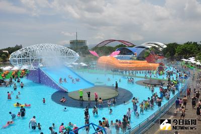 2015宜蘭國際童玩藝術節4日起至8月23日，在冬山河親水公園登場，園區今年以「飛」為主題，設立許多展館與水域遊戲設備，讓民眾享受清涼。中央社記者沈如峰宜蘭攝　104年7月4日