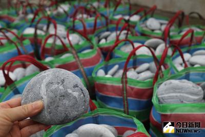 家住花蓮吉安的沈姓男子，利用夜色到新城鄉三棧海邊撿拾上千顆石頭，裝袋後用吉普車載運，路上行駛慢又搖晃，遭警方起疑被查獲。中央社記者李先鳳攝  105年5月19日