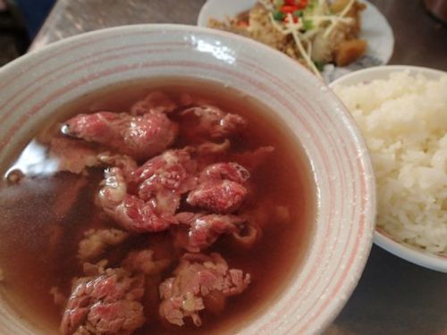 ▲在地人點出南部餐飲業潛規則，強調「週一不殺豬，週二不殺牛，週三沒有現撈」，因此影響許多市場、牛肉湯店家開業時間。（圖／NOWNEWS資料照片）