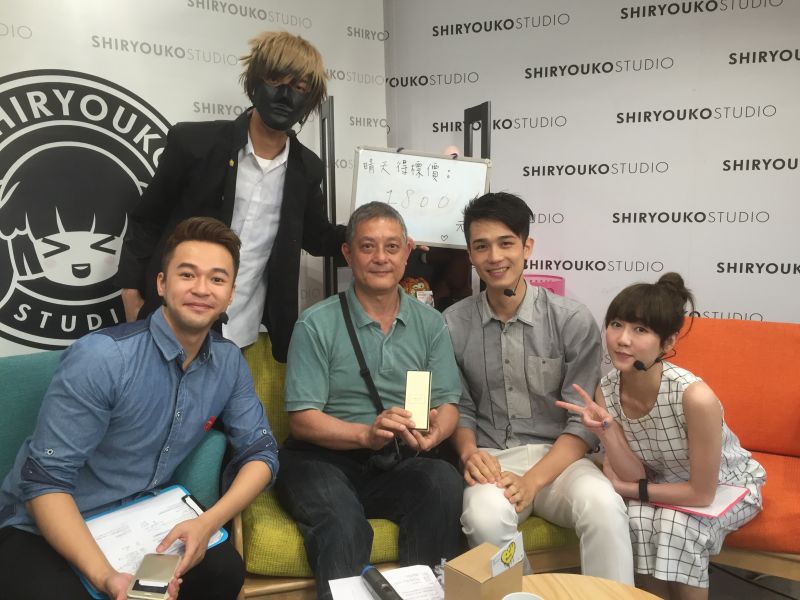 ▲「送愛心到熊本」義賣活動，由飛碟電台DJ吳仲強及瑪麗擔綱主持。左起吳仲強、詩涼子工作人員、得標民眾、利晴天、瑪麗。（圖／粉紅色創意有限公司提供，2016.5.2）