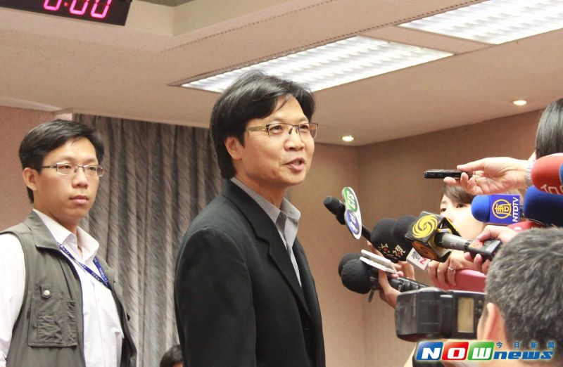 ▲內政部長葉俊榮日前核定並公告移民署所提「辦理或核定國家機密現職退離職或移交人員出境作業規定」，外界質疑是否針對馬總統之意。對此，葉俊榮1日表示，這是本來就存在的機制，只要按照程序就沒有問題。（圖／記者葉滕騏攝,2016.06.01）