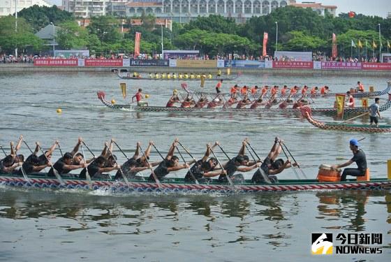 ▲水里商工男子龍舟隊〈著黑色衣服〉比賽情景。〈圖片水里商工提供〉