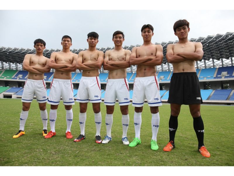中華男足成員打赤膊拍宣傳照。左起：林約翰、吳俊青、陳庭揚、嚴和生、陳威全、邱育宏。（圖／中華足協提供）