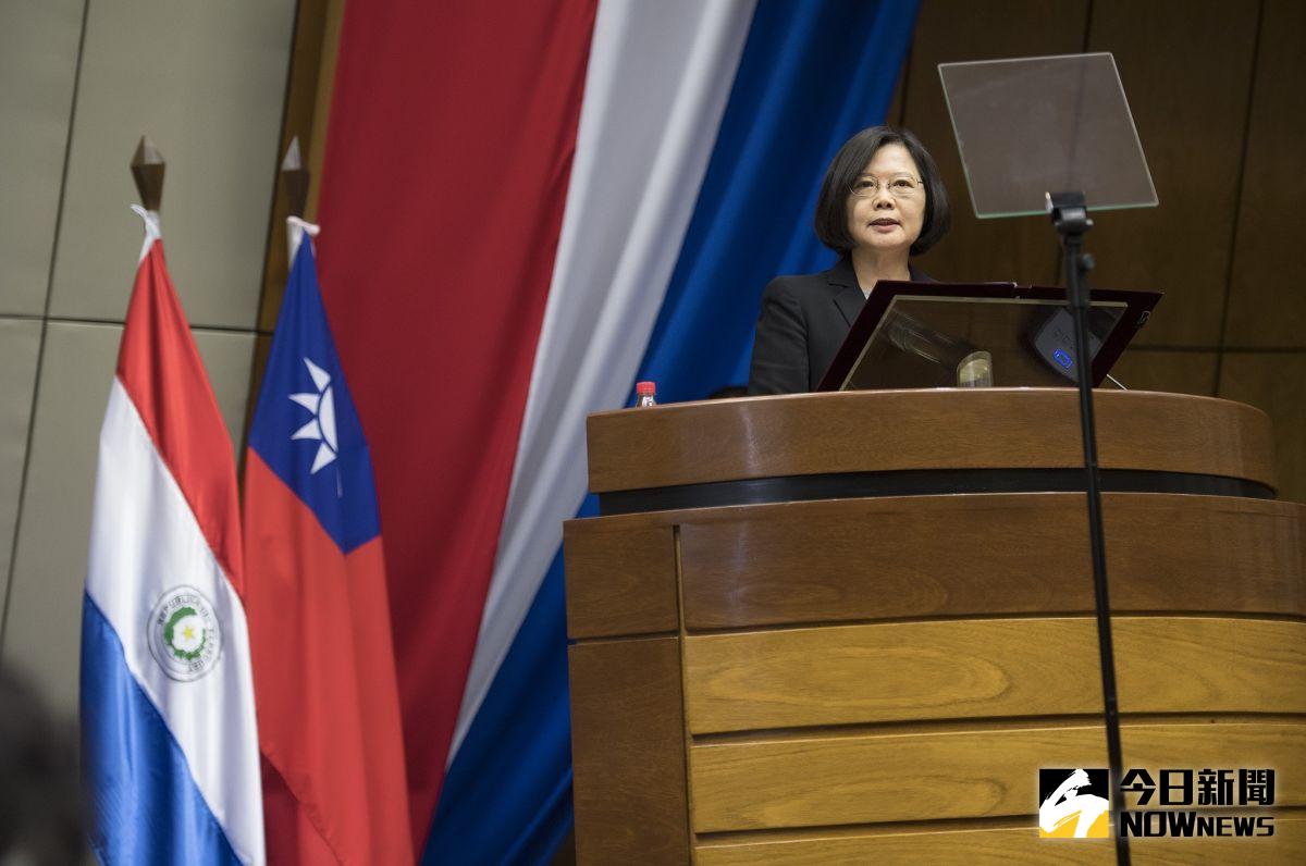 ▲回顧蔡英文出訪友邦紀錄，她在第一任期內，展開7次的出訪行程，首趟出訪選在就任後一個月，前往巴拉圭與原先邦交的巴拿馬。圖為蔡英文於在巴拉圭國會發表演說。（圖／總統府提供）