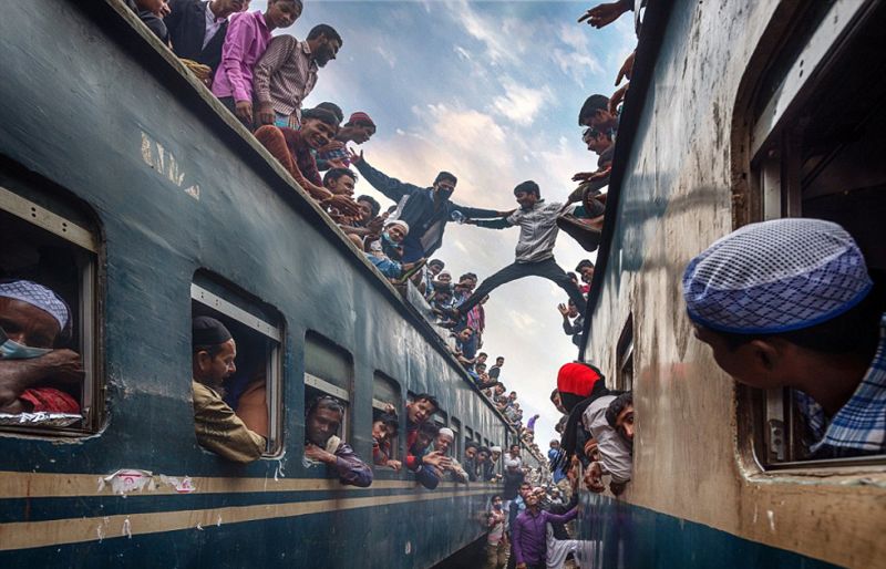 戴維·納姆（David Nam）提交了這幅生動的照片，顯示孟加拉國的小伙正在Tongi車站的兩列火車頂上戲耍。當時，他們剛剛慶祝完「朝聖節」（Bishwa Ijtema），很多人都要乘坐火車返回故鄉。