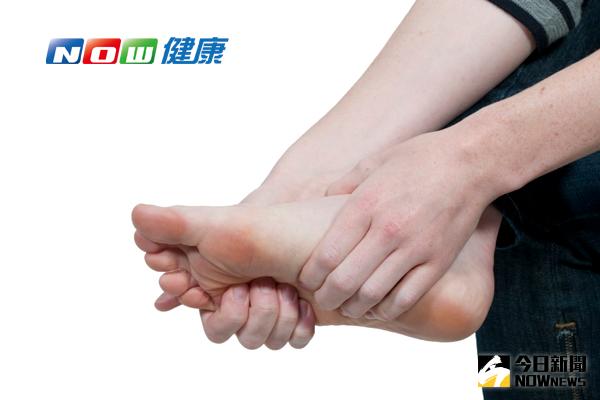 ▲使用足膜過度頻繁，腳底皮膚易發炎紅腫。（Photo Credit: ingimage）