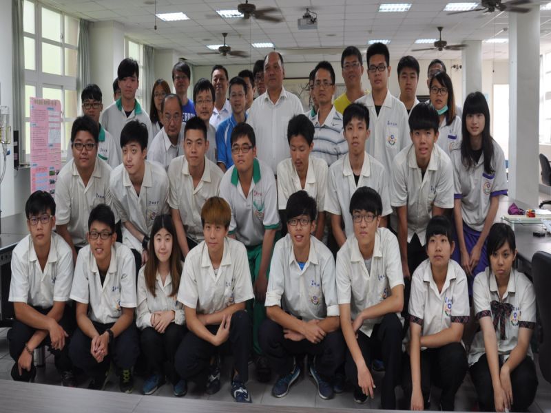 由教育部國教署主辦的全國高級中等學校專業群科105年專題暨創意製作競賽，曾文農工獲2金、1銀和佳作1名，校長徐文法（中）嘉許師生優異表現。