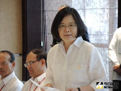 總統蔡英文26日(當地時間)在巴拿馬穿上巴拿馬衫，接見外國友邦元首、出席巴拿馬台灣獎學金學生午宴；總統府透露，這是總統第一次穿巴拿馬衫，這是事前量身訂做、巴拿馬第一夫人送的。中央社記者葉素萍攝 105年6月27日