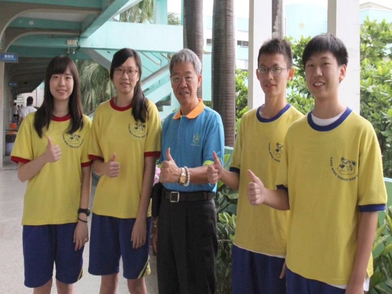 港明高中劉麟麟校長嘉許上榜台大與以75級分上榜中醫大等4位同學。