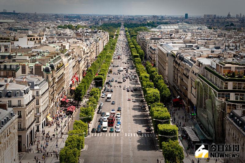 ▲法國巴黎市長伊達戈（Anne Hidalgo）6日宣布，巴黎著名觀光景點「香榭麗舍大道」（Champs Elysees），從春季開始將實行每月一日的「無車日」。（圖／翻攝自維基百科）