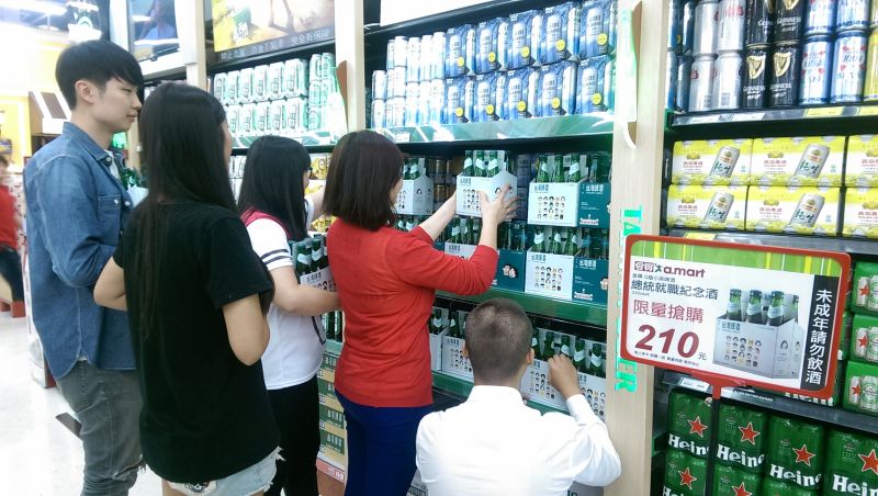 ▲繼大潤發在5月4日上午打頭陣開賣小英啤酒，愛買也在當天下午於門市上架，部分門市1到2小時即全部完售。（圖／愛買提供）