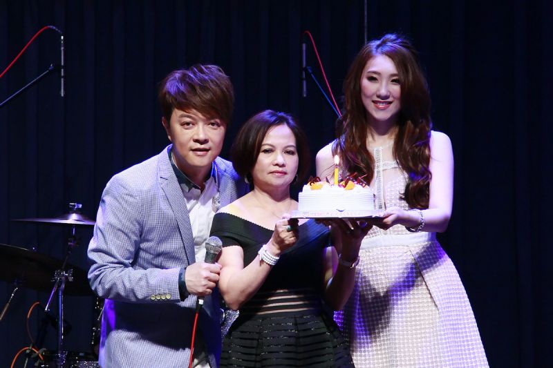 ▲翁立友8日下午舉行生日音樂會，翁媽（中）、謝金晶（右）都現身捧場。（圖／豪記唱片，2016.05.08）