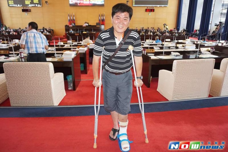 台中市北區市議員陳政顯負傷質詢（圖／官達里攝）