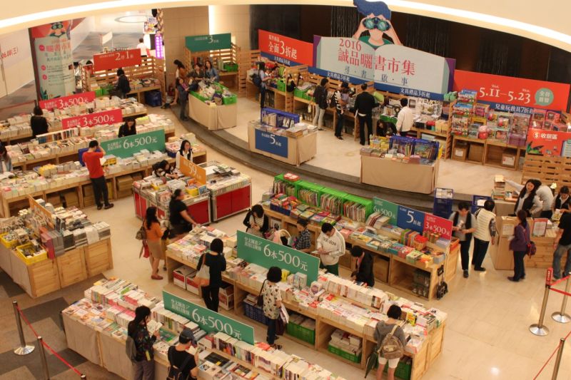 ▲誠品書店美麗華店即日起到5月23日舉辦2016年首場曬書市集活動，與超過50家出版社與品牌合作，超過5萬件書籍商品全面優惠3折起。（圖／誠品提供）