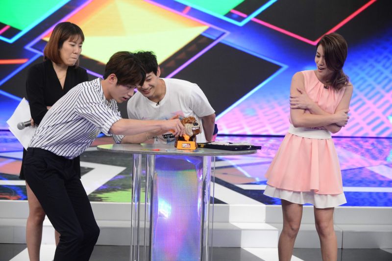 ▲徐康俊（左前）玩惡犬桌遊，手還害怕到發抖。（圖／八大，2016.05.22）