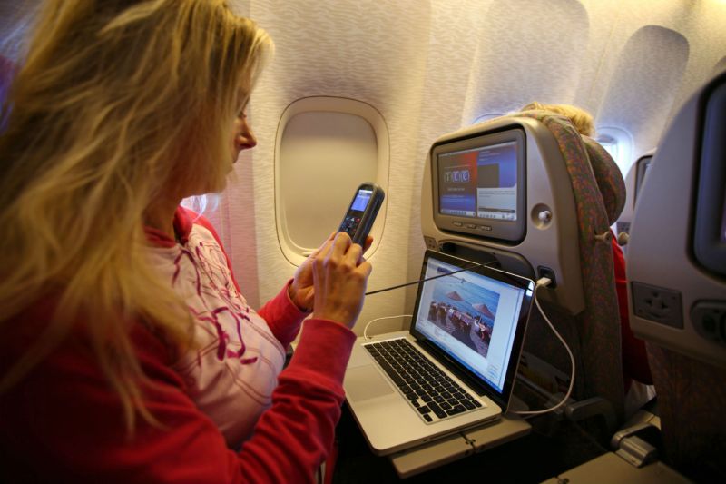 ▲坐飛機不開飛航會怎樣？聽完不得不關。（圖／翻攝自indy100）