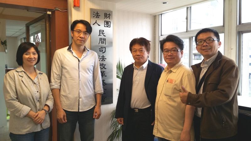 ▲台灣團結聯盟黨主席劉一德請益之旅持續進行，17日與前立委周倪安、副秘書長王銘源及組織社運部主任張兆林拜會「財團法人民間司法改革基金會」，雙方針對台灣司法改革相關議題進行意見分享與交流。（圖／台聯提供）
