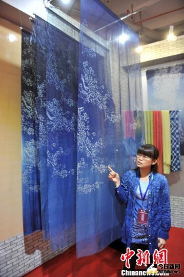 圖為湯文君介紹變色梅花藍染絹絲作品。