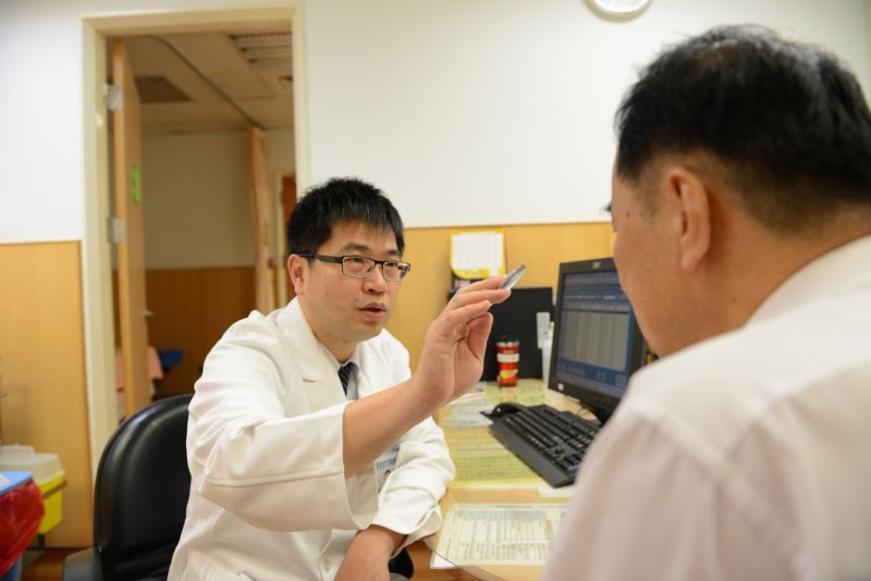 ▲三叉神經痛作怪，男子一連5年痛到眼睛難張。（圖／台北慈濟提供）