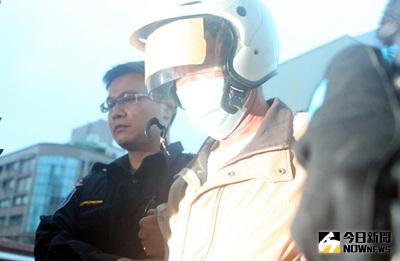 涉及嘉義市保警林進忠槍殺命案的通緝犯劉姓男子（右）4日被逮，被押回嘉義市警局時供稱，「不是故意要殺他，不知道他是警察，真的對不起」。中央社記者黃國芳攝　105年3月4日