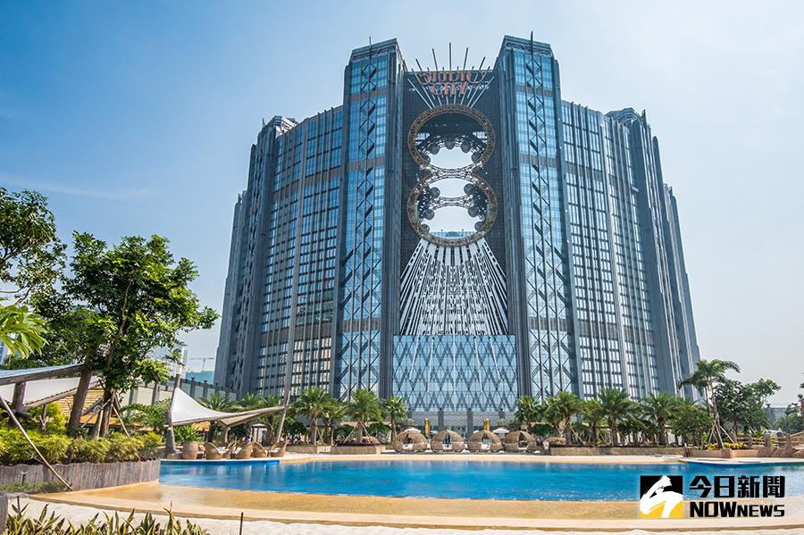 ▲澳門新濠影滙4月開幕全天候水上樂園，可樂旅遊推出2天1夜入住新濠影滙、機加酒自由行最低6888元！還有8字形摩天輪門票買一送一優惠。（圖／澳門旅遊局提供）