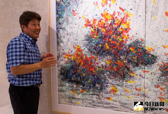 ▲現年66歲的旅日藝術家王昭講解起畫作，眼神閃亮充滿熱忱。（記者林怡滿攝）