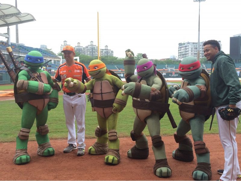 ▲布魯斯（左二）開心教忍者龜投球。（圖／記者賴佩汝攝）