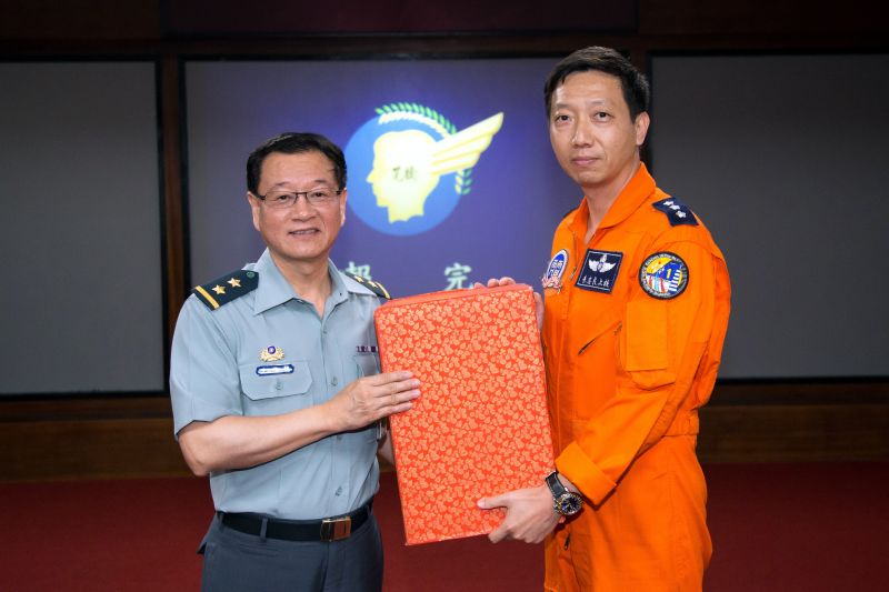 ▲媒體報導，蔡英文新政府520之後首波將領異動，國防部常次王信龍中將(左)接副參謀總長。（資料圖／軍聞社提供）