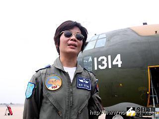 首位C-130女飛官陳月芳。〔圖／記者邱榮吉攝〕