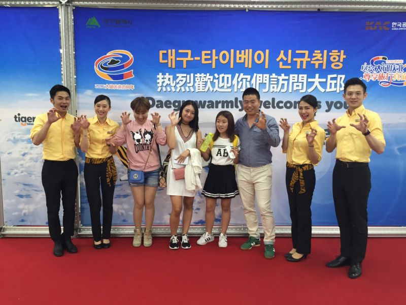 ▲空服員於大邱歡迎搭乘首航班機的旅客 。（圖／台灣虎航提供）