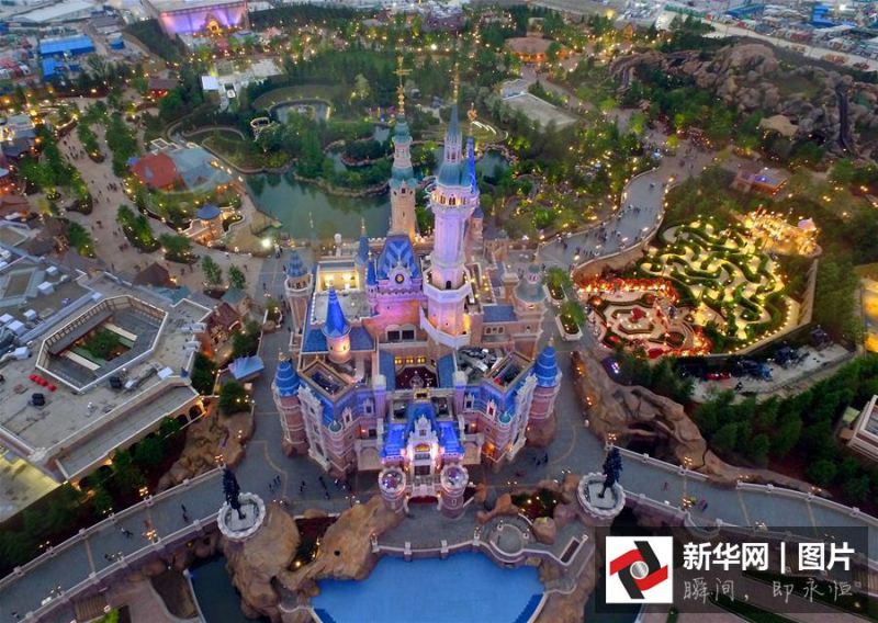 2016年5月8日，航拍首度亮燈的上海迪士尼樂園美景。