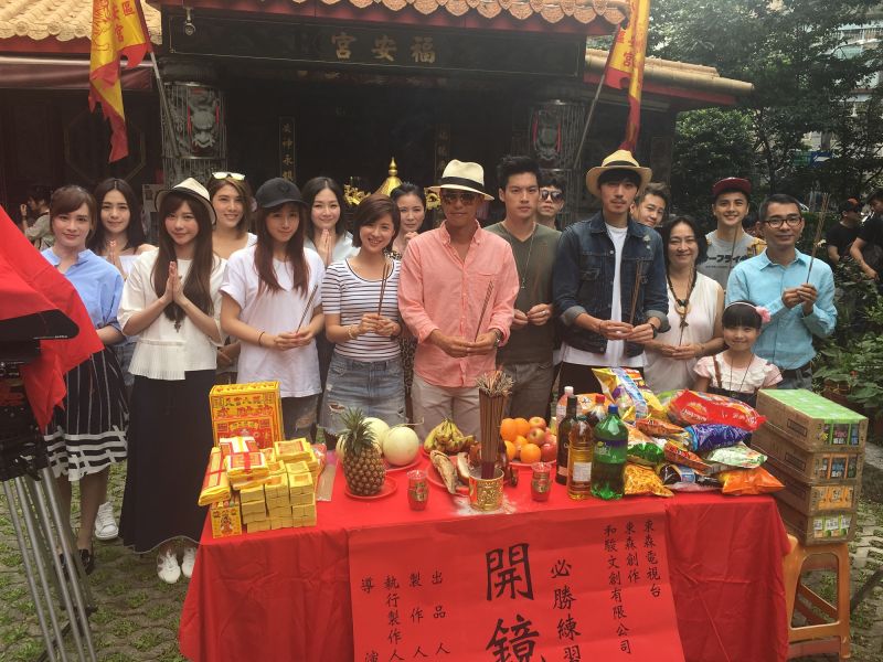 ▲張景嵐（前排左二起）、方志友、林予晞、柯有綸、許孟哲和安哲等人，中午出席新戲《必勝練習生》開鏡儀式。（圖／東森提供，2016.05.12）